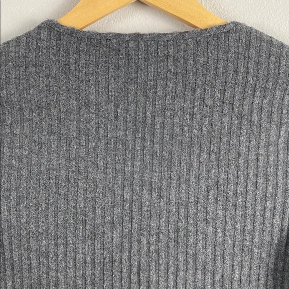 Abercrombie & Fitch Ribbed Knit Short Sleeve Crop Top | V Neck, Ruched/Keyhole - Picture 5 of 14